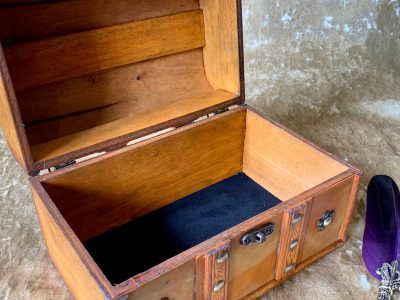 Bumble Bee Bronze Dungeons and Dragons Chest with metal D20 Crit Coin Trinket box and DnD Dice Box - Image 6