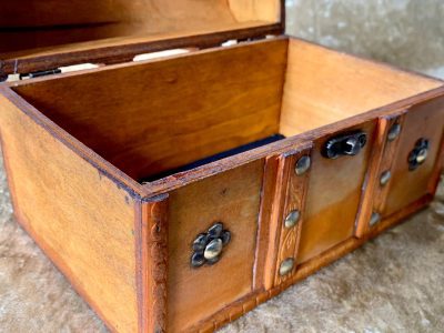 Bumble Bee Bronze Dungeons and Dragons Chest with metal D20 Crit Coin Trinket box and DnD Dice Box - Image 8