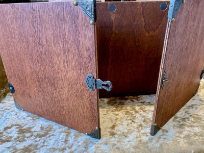 DM Screen with D20 crit discs on leather, dungeons and Dragon Wooden Dungeon Master DM Screen GM Screen Game Master Screen - Image 6