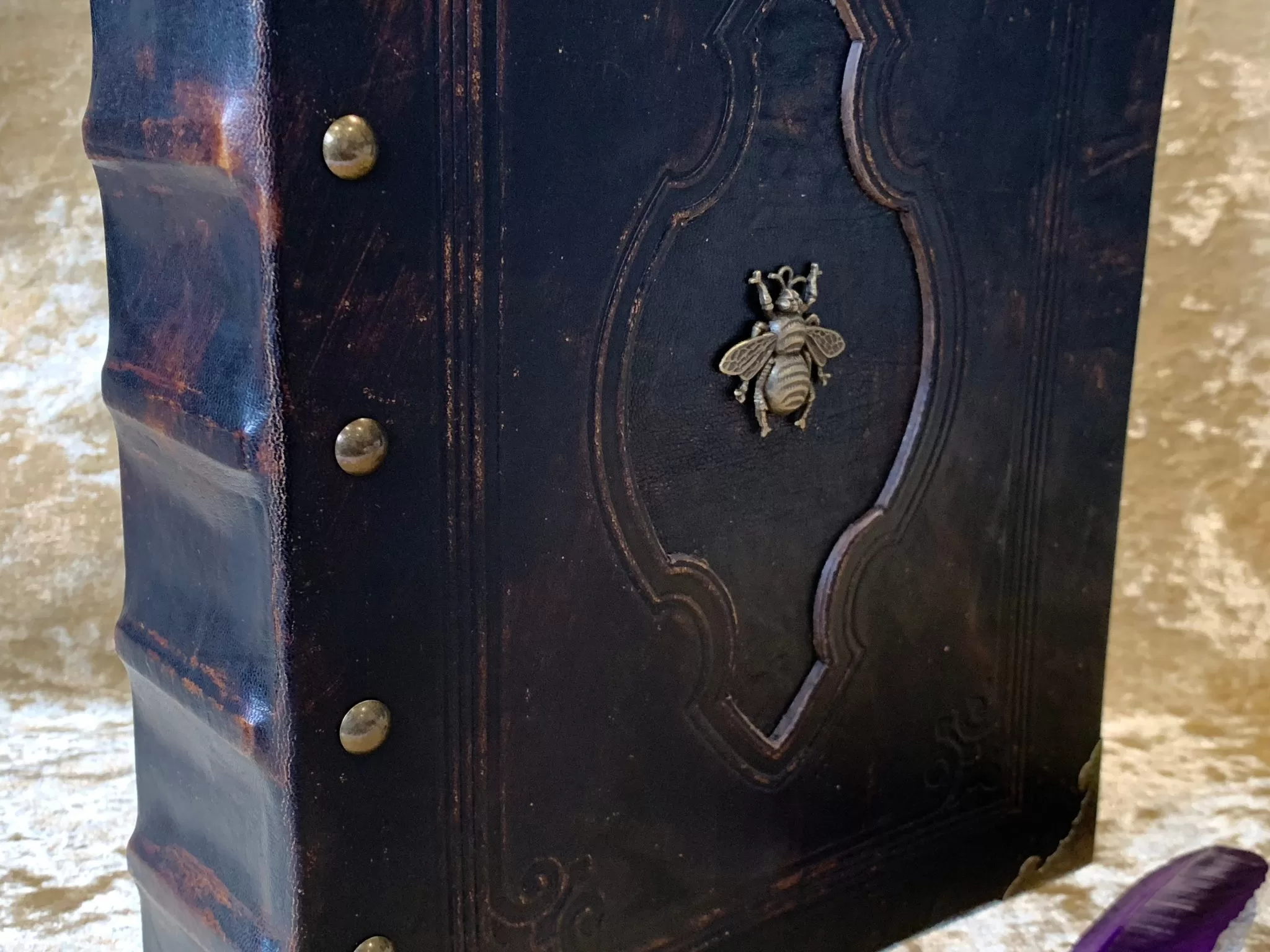 Rechtsaf weg te verspillen financiën Leather Binder Book of Shadows A4 Fantasy 'Bee' Druid, Witchcraft, D&D, RPG, Prop, Tome Book Grimoire Pagan Witch Druid Book - Dungeons and Dragons RPG Grimoire Tome Dice Book Box, dice bags Rechtsaf weg te verspillen financiën Leather Binder Book of Shadows A4 Fantasy 'Bee' Druid, Witchcraft, D&D, RPG, Prop, Tome Book Grimoire Pagan Witch Druid Book - Dungeons and Dragons RPG Grimoire Tome Dice Book Box, dice bags