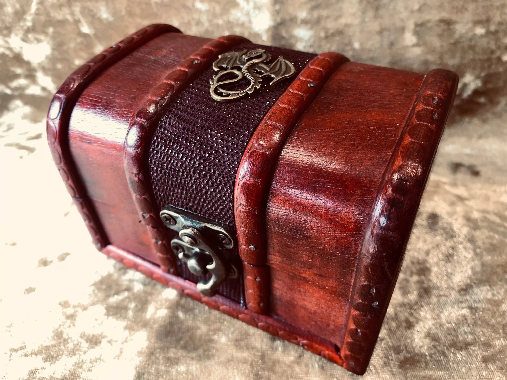 Mimic Chest CASEMATIX Mimic Dice Chest And DND With 7 Included RPG