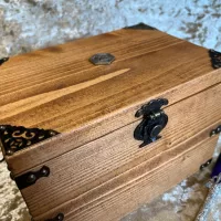 Fantasy Wooden Box Rpg Wood Treasure Chest Dungeons and Dragons Dice Box Chest with metal D20 Crit Coin for DnD gift